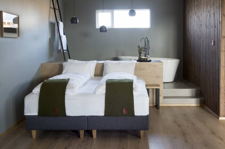 DELUXE SUITE and Hot Tub access - Stracta Hotel