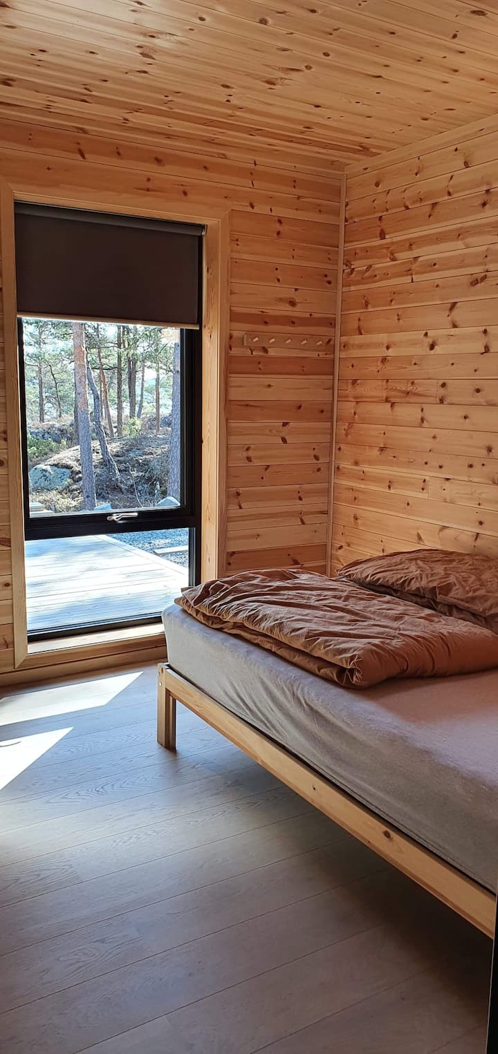 楼下的主卧室配有双人床，可欣赏海景。