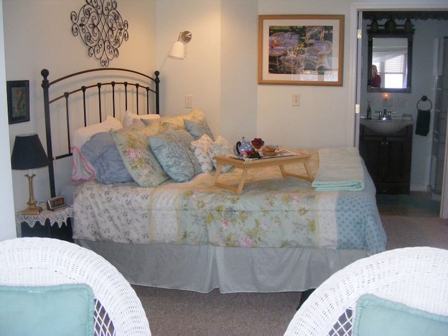 Large room, bathroom ensuite, vaulted ceilings.