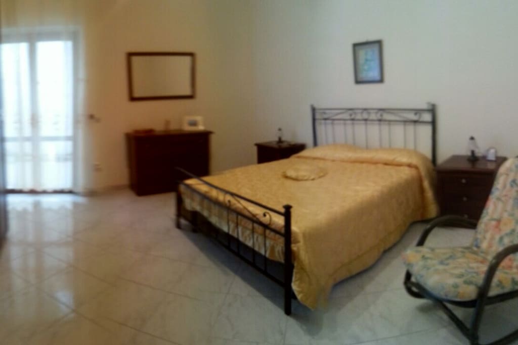 Camera da letto con terrazzino. Possibilità letto aggiunto.