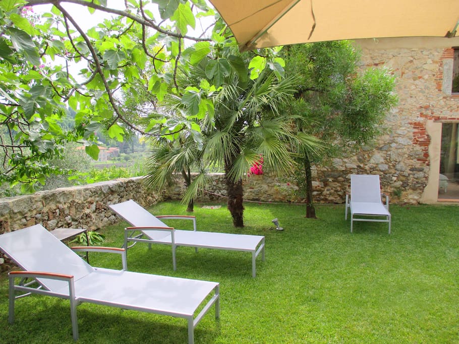 Entspannen im Garten unter Schirmen und schattigen Bäumen