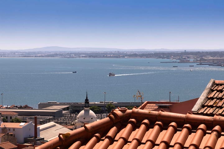 Historic 3 Bedroom Duplex Apartment in Lisbon gallery image 4