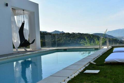 Luxurius villa with sea view