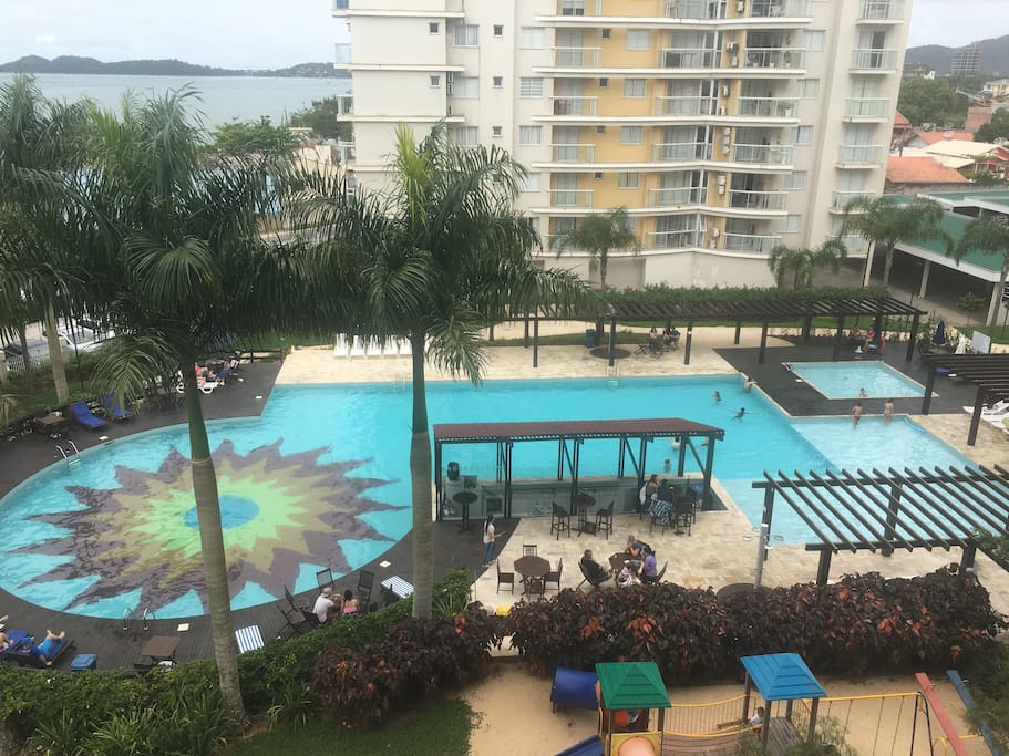 Vista de um dos quartos, face para piscina e mar.