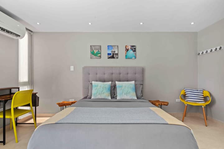 超舒适的加大双人床，配备记忆泡沫床垫。