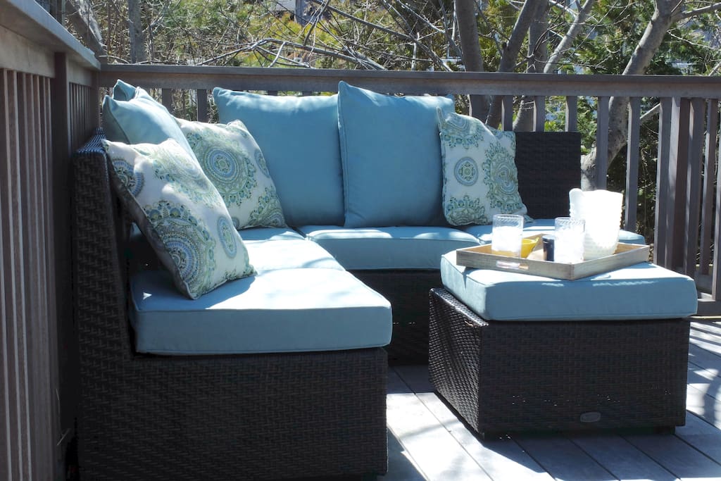 Outdoor lounge area has afternoon shade. Perfect for an aprés-beach refreshment!
