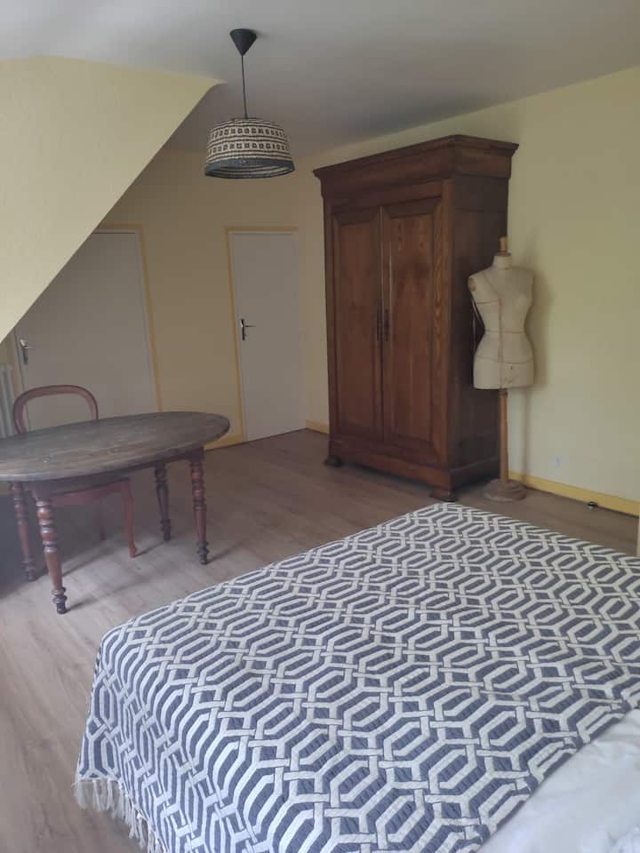 غرفة النوم 3: طابق مع طاولة يمكن أن تكون بمثابة مكتب 