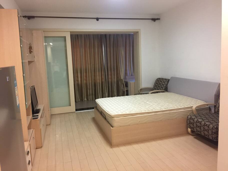 大床,两个大沙发