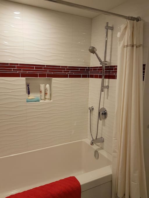 Newly renovated bathroom, fantastic 6 foot tub!
