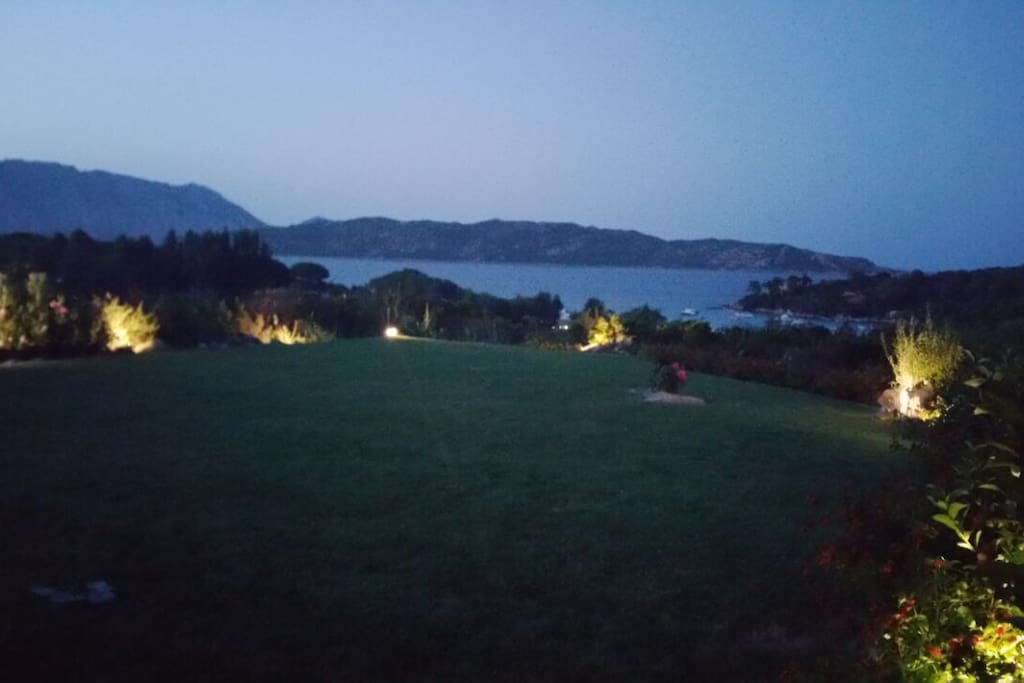 Panorama serale dal giardino di villa ruja