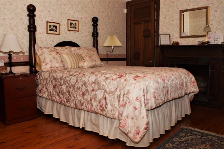 Laid Back Victorian, private BR, LR and bath