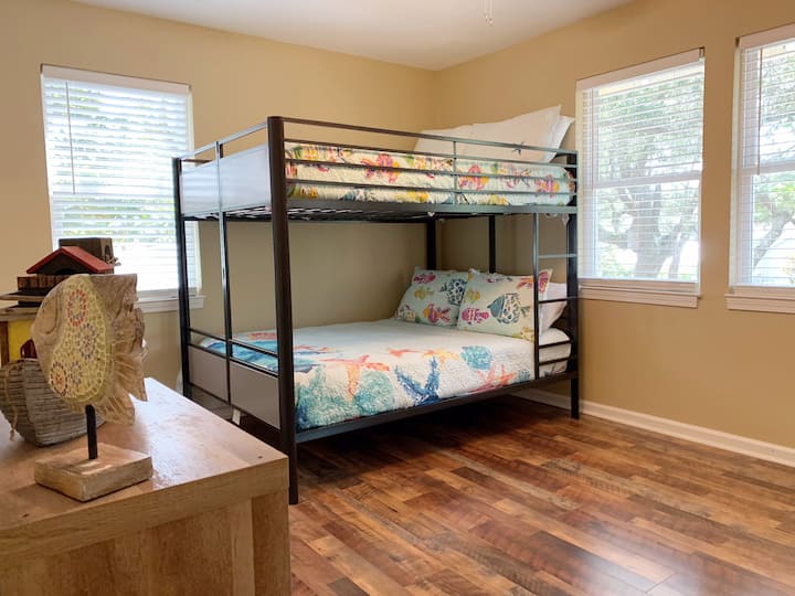 Dhomë në katin e sipërm me krevate me madhësi standarde 