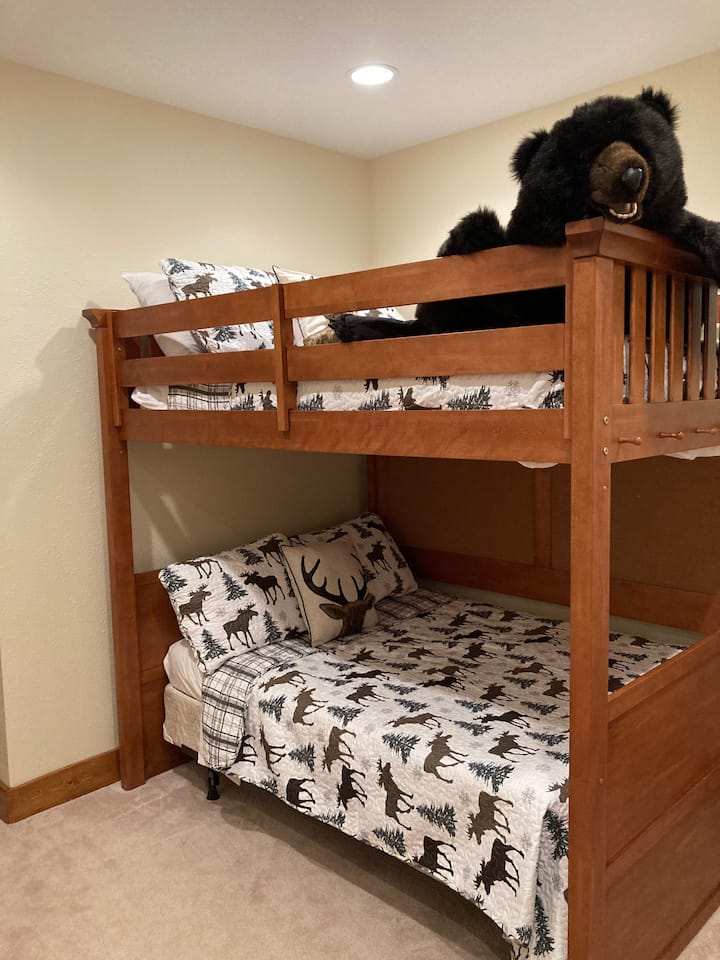 Poschodová izba na prízemí (BR #4) s dvoma manželskými posteľami. 