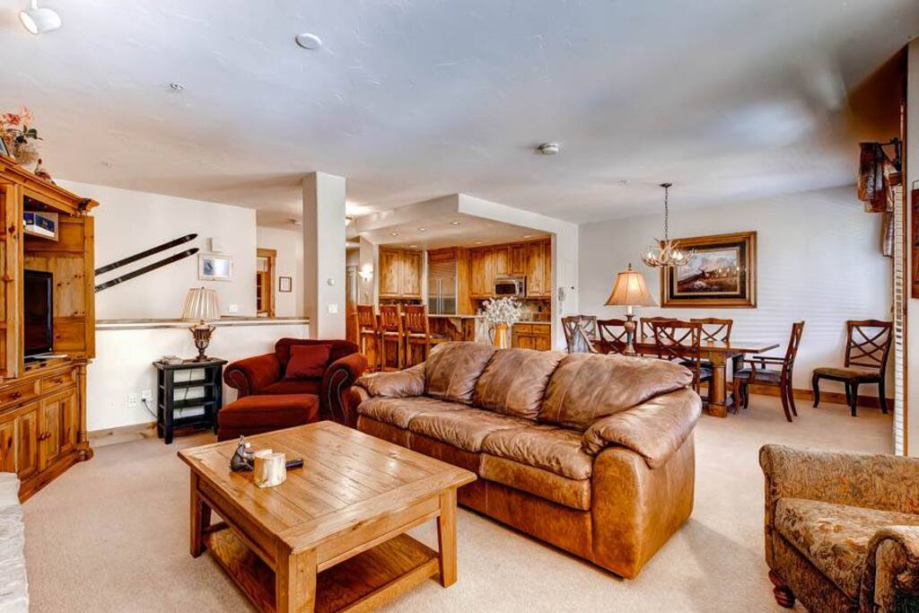 Couch,Furniture,Bench,Home Decor,Quilt