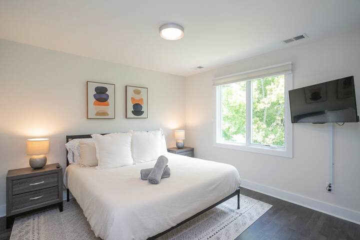 2 NEW homes! Sleeps 22! 5 minutes to Broadway & DT gallery image 3