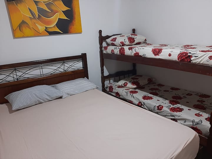 Quarto 02 - Letto in stile casale + 1 beliche 