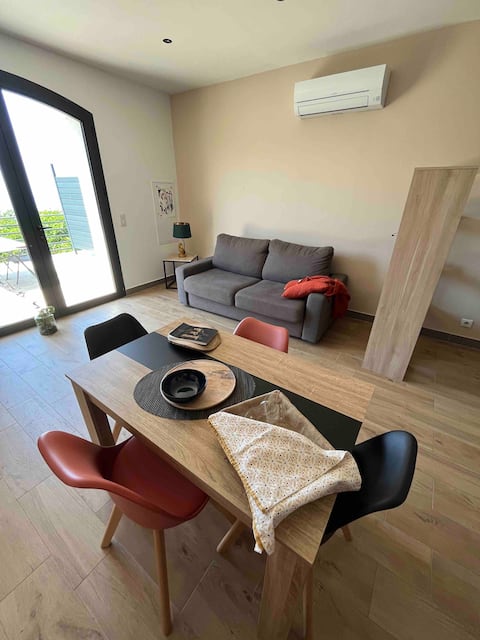 Propriété Airbnb réussie: Beautiful F2 on the ground floor of a villa, sea view with pool (1 à Coti Chiavari