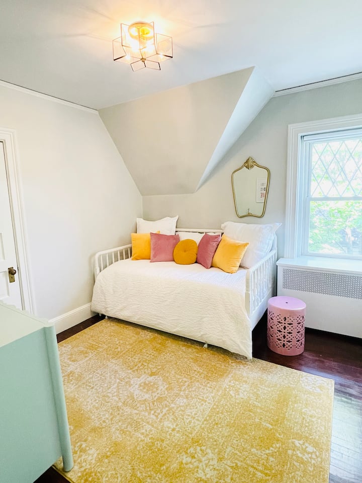 Მესამე სართულის სახალისო და ხალისიანი საძინებელი ორადგილიანი საწოლით და დამატებითი ორადგილიანი თასმით