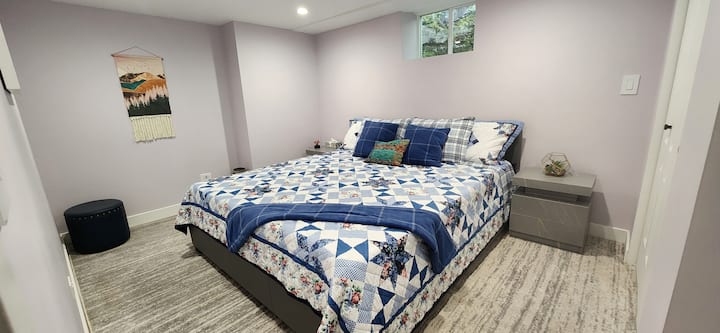 Лилава спалня с двойно легло king size 