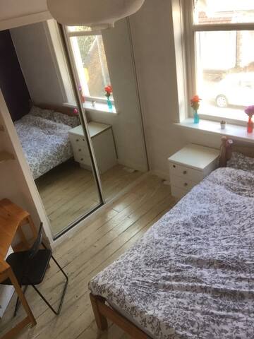 King size bed - Experienced host.