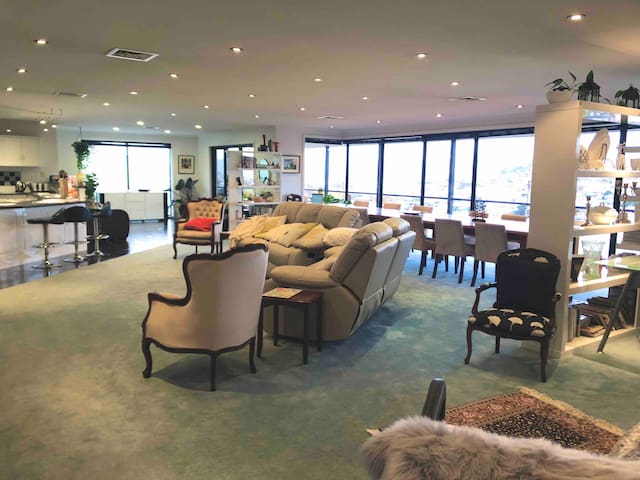 Commodious City Apartment – Cosy, Comfy & Central