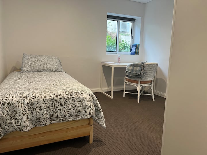 Спална соба бр. 2 

Оваа соба има единечен кревет кој може да се претвори за да се направат 2 x единечни кревети. 

Вграден гардеробер.

Совршено за деца.