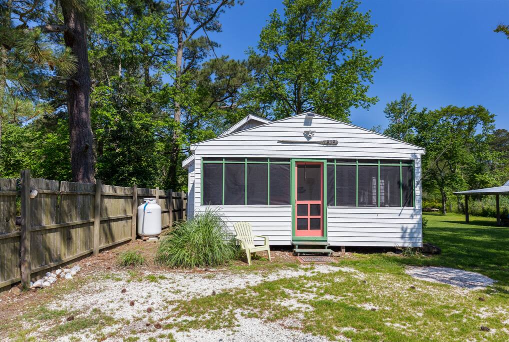 Absolutely adorable cottage with marsh and lighthouse views.