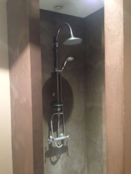 Grande douche à l'italienne.