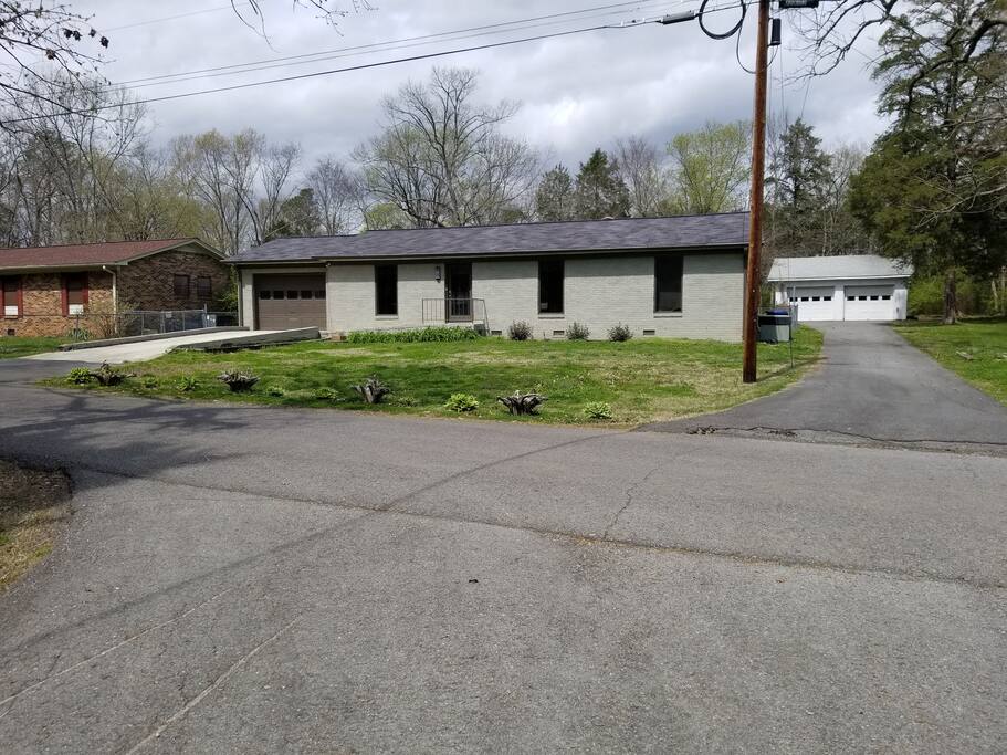 long driveway w/additional parking
