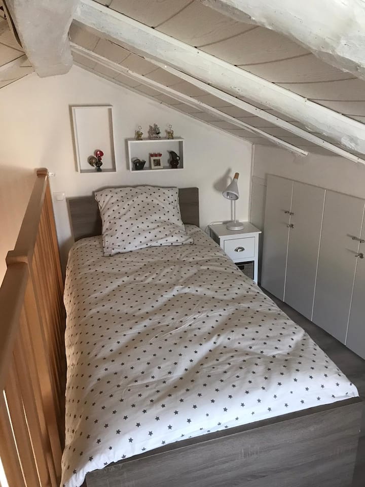 Საძინებელი ერთადგილიანი საწოლი მე-2 სართული