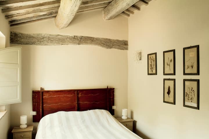 Спалната соба Б,на вториот кат,брачен кревет (широк 150-179 см),приватна бања и џакузи