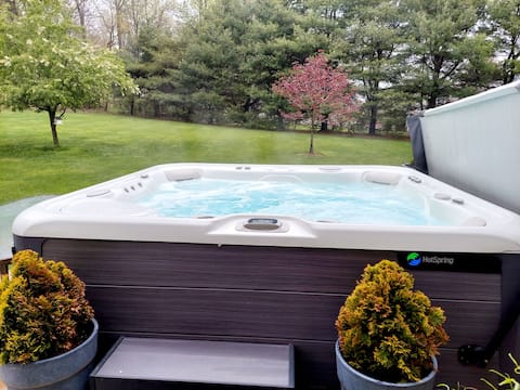 Cheerful 4-bedroom Home with Hot tub