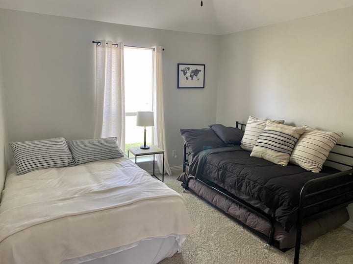 מיטת חדר שינה רב - שימושית
בגודל מלא 
Twin w/ trundle