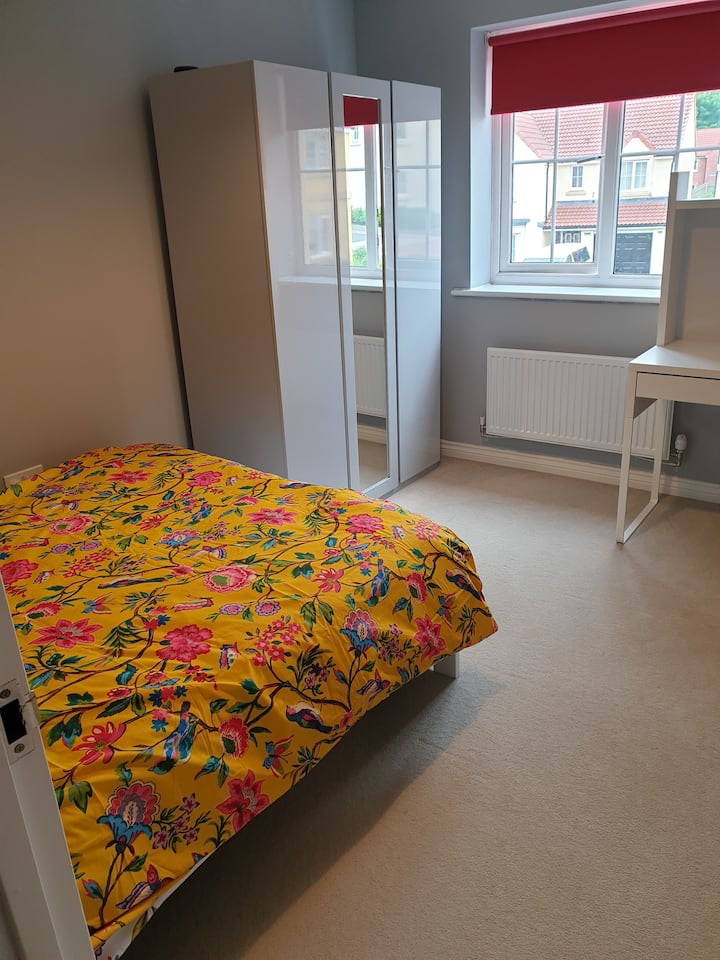 Amplio dormitorio doble con mucho espacio para una cuna de viaje. 