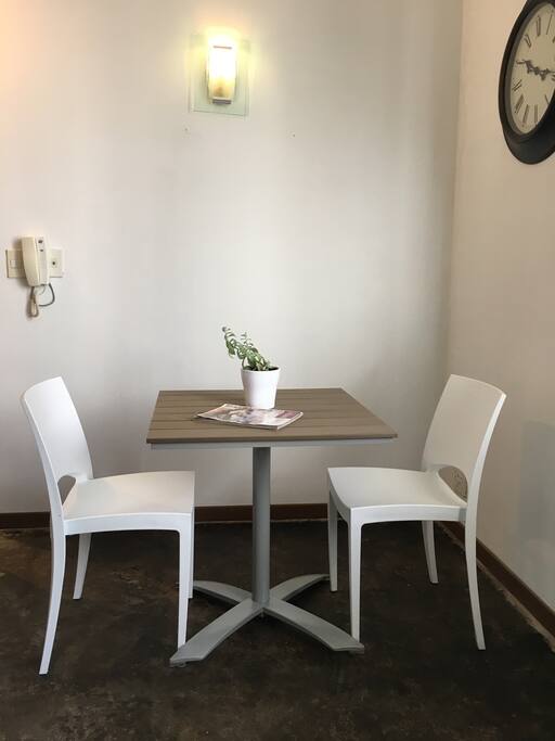 The table can be used ro dine or study.