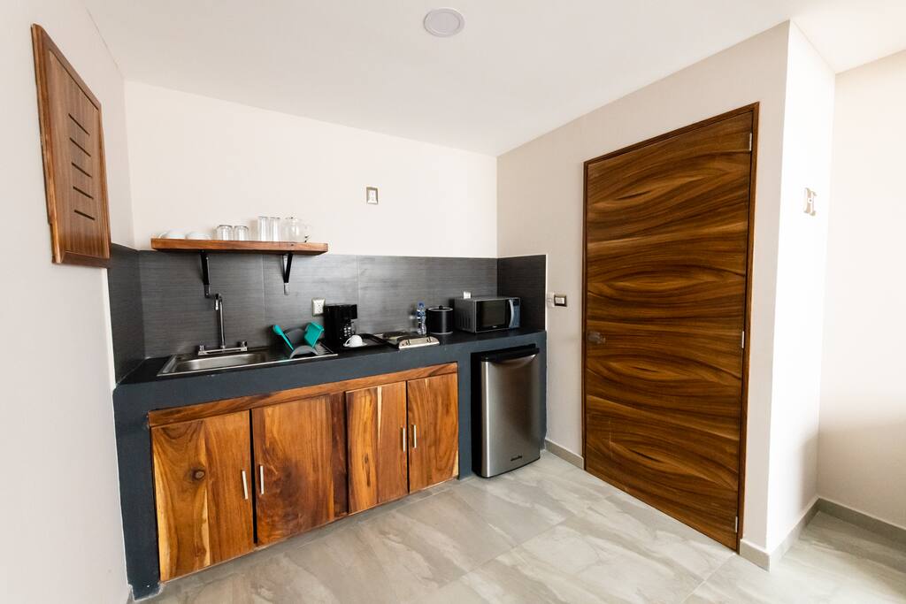 Cocineta equipada con: refrigerador, microondas, cafetera, tostador para pan, vajilla y cubiertos para 4 personas, baterìa e ultensilios basicos para cocinar, hielera, saca corcho.