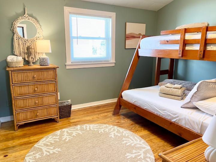 Spálňa s 2 poschodovými posteľami (plná na spodnej strane, dvojitá hore)