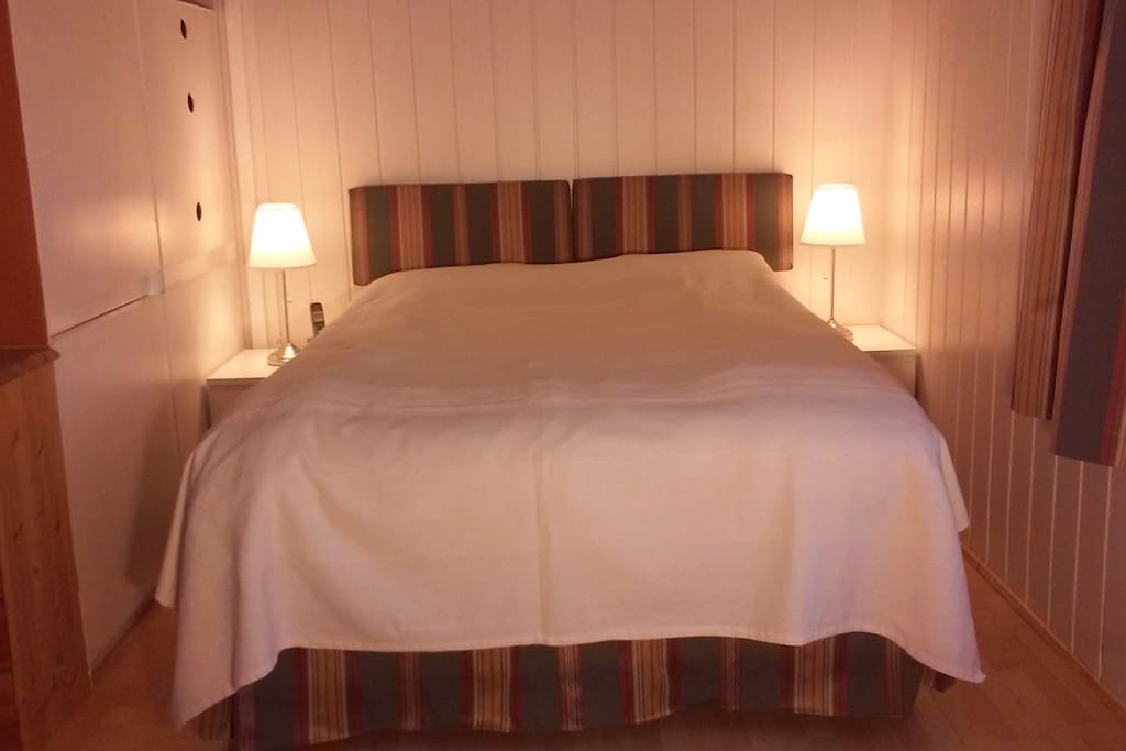 Sleeping area, queen size bed