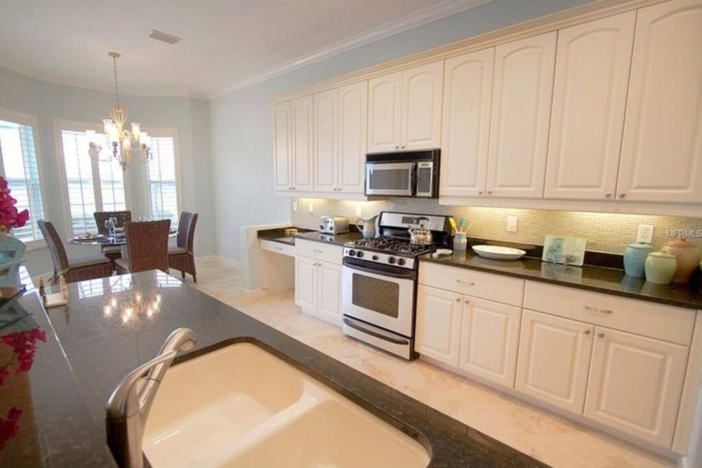 Kitchen w breakfast nook