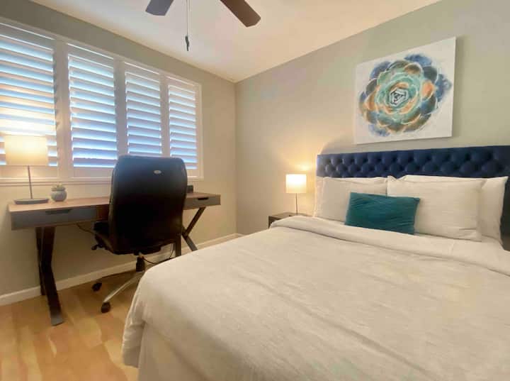 Спалня №3 е с изглед към задния двор и басейна и разполага с пълноразмерно легло,  смарт телевизор и голямо бюро и стол за дистанционна работа. 