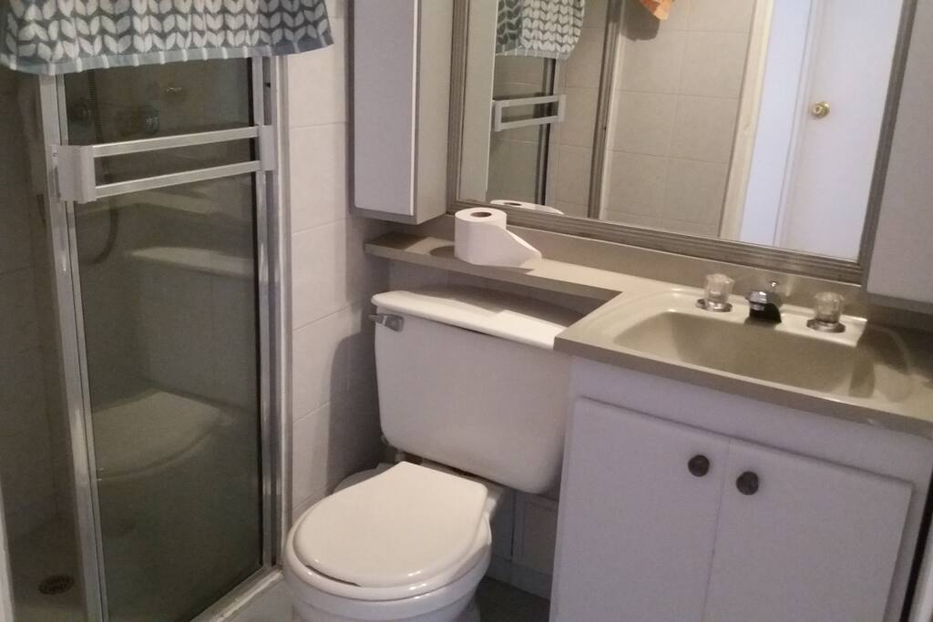Baño independiente con agua caliente