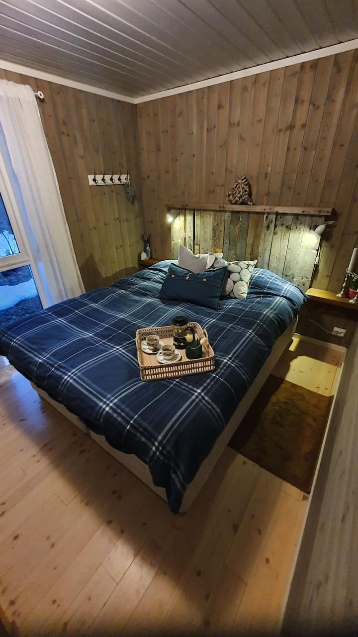 Spálňa s manželskou posteľou a perinami 140×200 (prenájom posteľnej bielizne a uterákov 160 NOK na osobu)