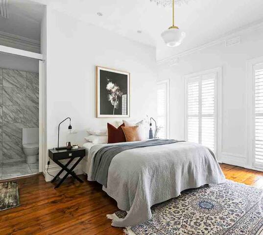 Beautiful 4-Bedroom, Minutes from Albert Park Lake gallery image 3