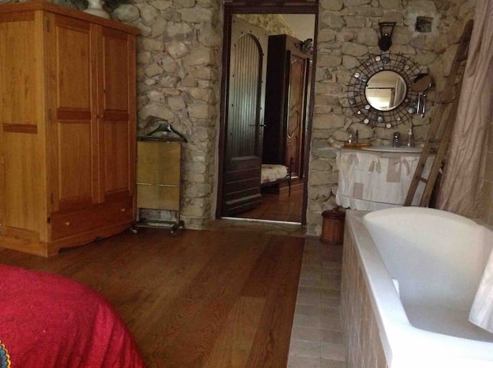 velika spavaća soba s kadom