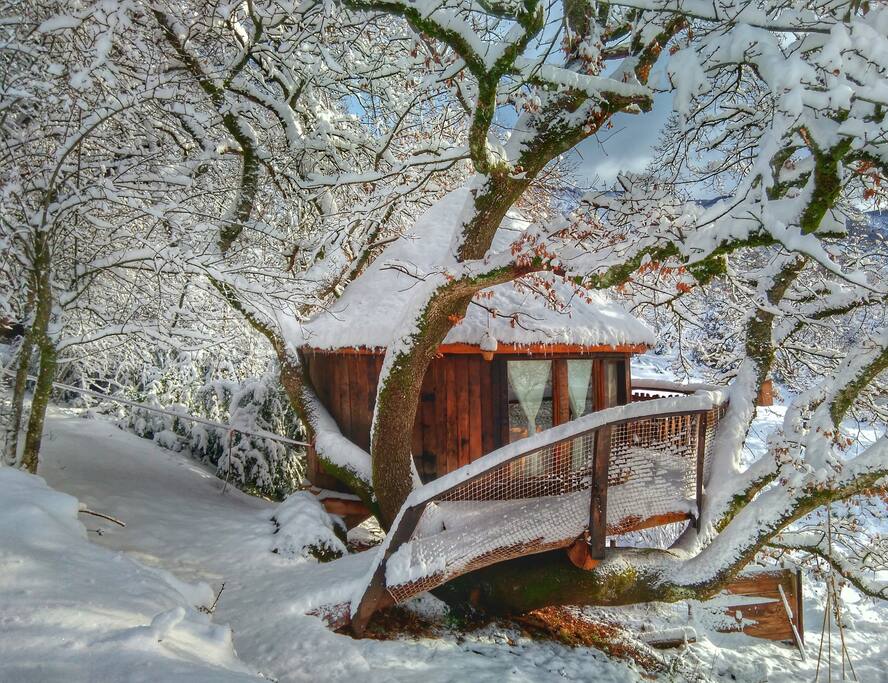 La cabaña con nieve