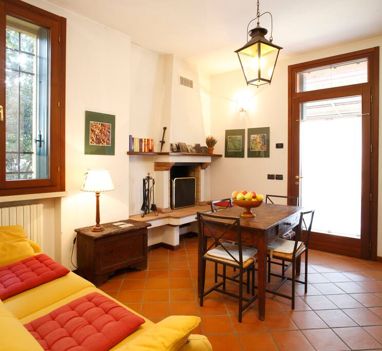 Divano letto e sala da pranzo