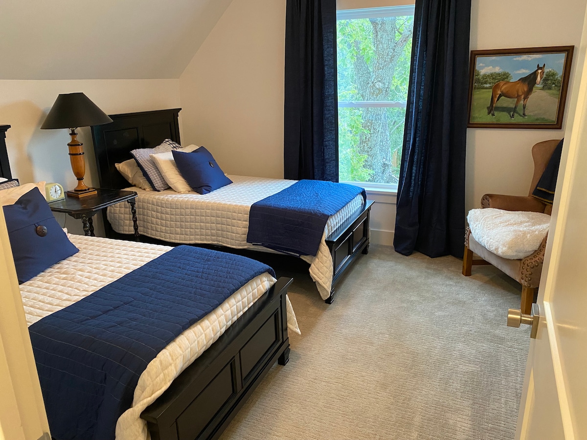 Двойни легла на 2 - ри етаж 