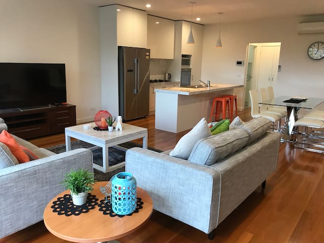 Spacious Cosy 2-BR/2.5 BTH Townhouse U3