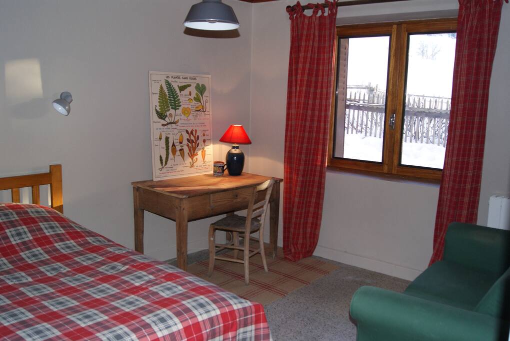 Une grande chambre avec un lit double