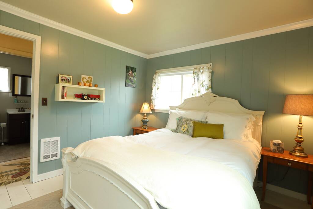 Master bedroom with Queen bed